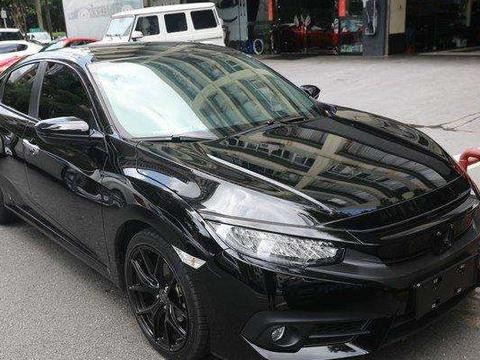 路边偶遇一辆本田思域，挡风玻璃上贴纸让人想笑，网友：车主怂了