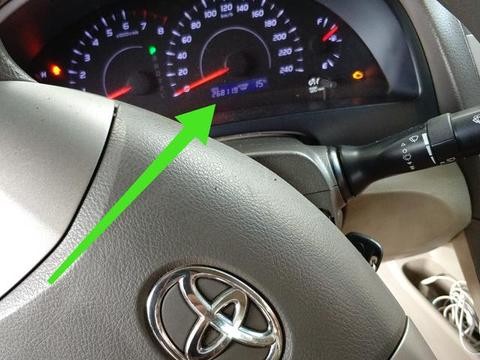 26万公里的丰田更换机油和三滤，拆下的空气和空调芯让车主惊讶！