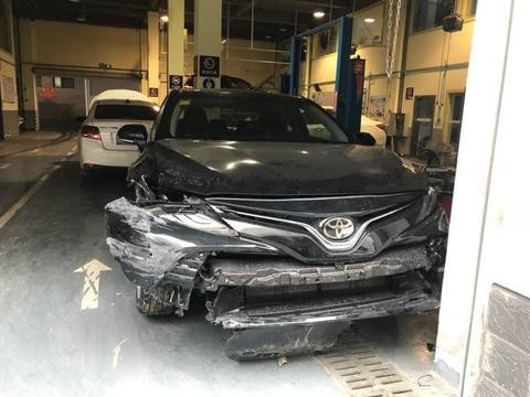 18款丰田凯美瑞全国首撞，车主：拆开保险杠后很尴尬