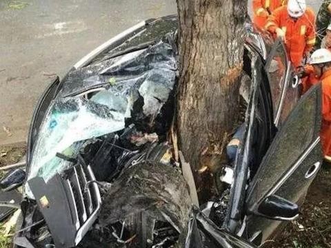 被车祸砸掉的重磅明星——宝骏560撞树门
