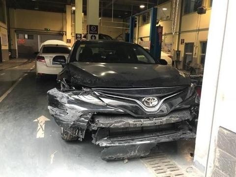 18款丰田凯美瑞全国首撞，车主:拆开保险杠后很尴尬！