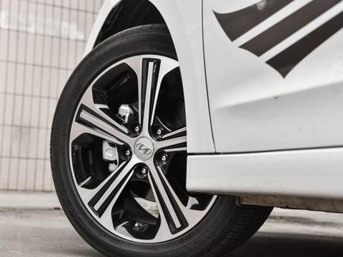 这是最强韩系A级车，上月卖出20492台，连速腾都要敬它几分