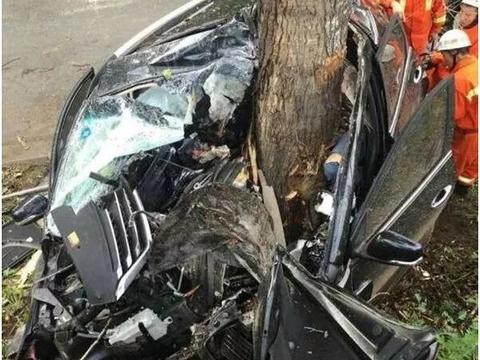 被车祸砸掉的重磅明星——宝骏560撞树门