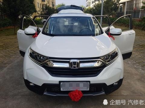小伙买了辆乞丐版本田CR-V，朋友们打开车门后不知该说什么好