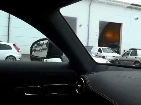 小伙看到一辆奥迪R8兴奋不已，自己座驾亮了，网友：你也挺豪