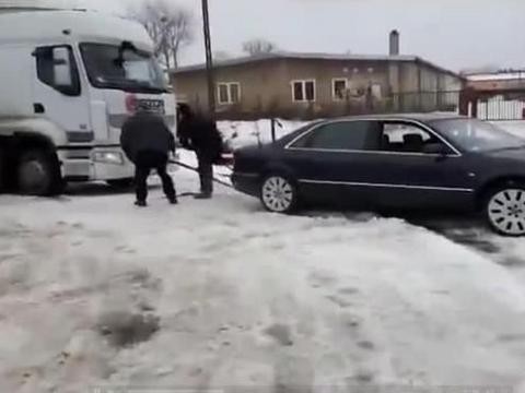 遇上这天气才知奥迪A8有多厉害，估计车主能吹一辈子了！