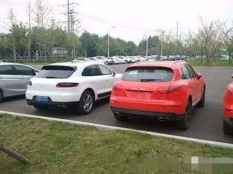 停车场多了辆保时捷, 车主回来开车的时候崩溃了, 差点把车砸了!