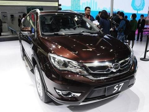 88万林肯追尾比亚迪S7, 结果让车主很意外，这质量堪称国产骄傲