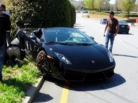 小伙试驾兰博基尼出车祸, 撞到报废, 只能含泪买下!