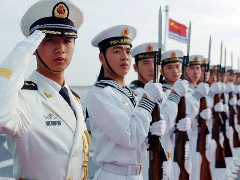 为什么海军军装有两种颜色?