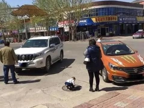 宝骏310被四十万的丰田普拉多撞了，宝骏车主下车后乐晕了