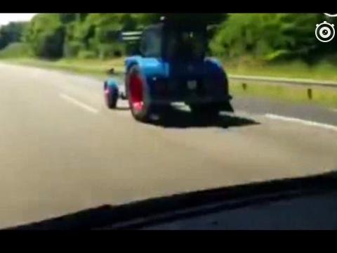 今天高速上飙车竟然输给一辆拖拉机！