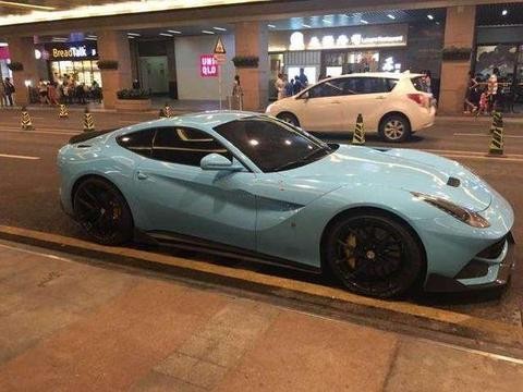 法拉利车尾贴了三个字, 路人感叹: 买菜用这么好的车?