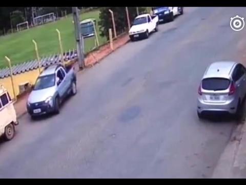 这个车祸太惨烈了，男的竟然还能坐起来