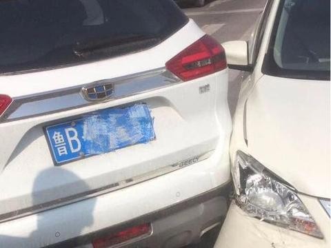 吉利博越SUV与日本轩逸碰撞现场，车主：以后见着博越就绕道走