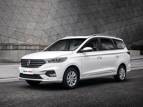 宝骏首款6座车内饰曝光! 这内饰太养眼, 就是车标有违和感!