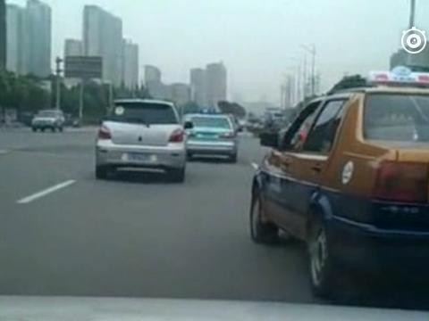 虚线可以变道，出租车已经变道成功，估计判后车七成以上责任！