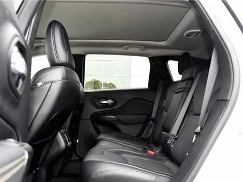 JEEP自由光国产从40万降至20万，颜值不输途观，性价比直逼哈弗