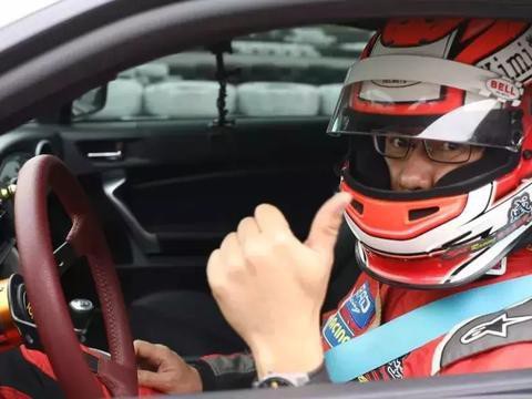 这是一个赛车手邂逅固铂的故事