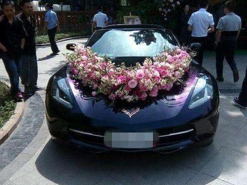 路遇小伙开“五菱宏光”当婚车头, 没想到竟是美国国宝级跑车!