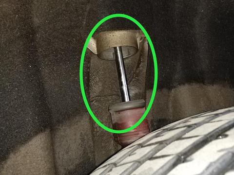 奥迪Q5不平路面行驶会咯吱响，师傅免费给车主解决了这个问题！