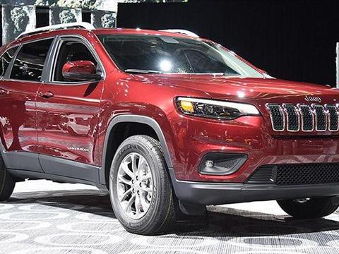 Jeep改款自由光不再眯缝眼，2.0T+9AT扭矩400，中型SUV性价比高