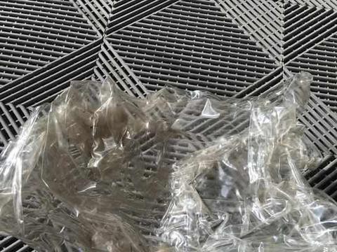 济南保时捷卡宴贴了劣质隐形车衣，结果坑坏了