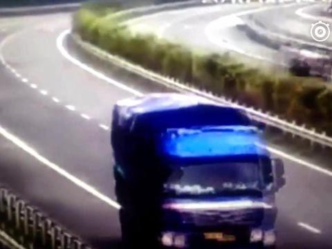 大货车高速行驶发生车祸的瞬间是爆炸性的，太恐怖了，你遇见过吗