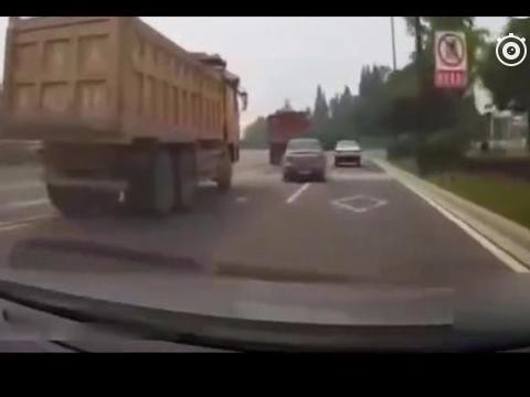 嚣张轿车不断挑衅渣土车，结果让他付出惨痛代价