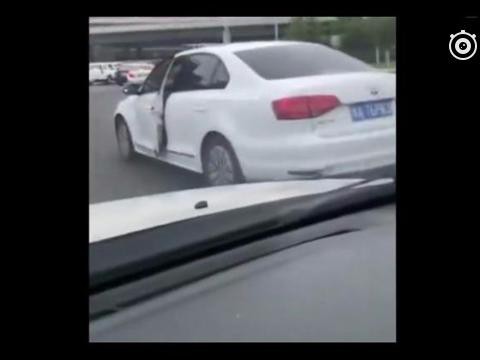 开车的神奇技巧，这车技一般人办不到[二哈]