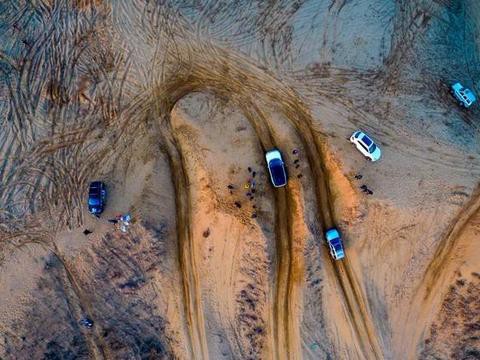 荒郊野外成赛车场，顶级越野车齐聚，这才是该玩的地方！