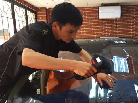 怪不得买车的时候4S店都爱送贴膜，原来里面有猫腻