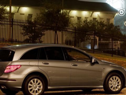 大姐，你老公从车上掉下来啦！