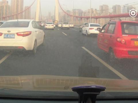 汽车突然变道超车，遇上闪现的摩托，不知道说谁活该