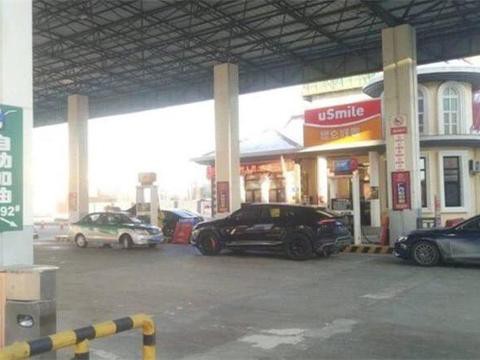 加油站实拍兰博基尼Urus真车，最强suv已经上路了！