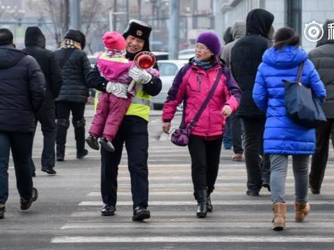 惊险！2岁女娃娃闯入车流,女司机忙抱出