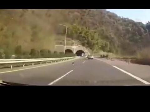 高速上，老公信心满满让老婆开车，还是把油门当成了刹车...悲剧