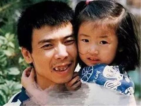 她父亲是大导演，自己出生时先天腭裂，今28岁成女神还坐宾利出行