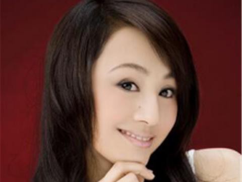 化妆师逆袭央视主持，为婚姻抛事业，今44岁整容失败但跑车不变