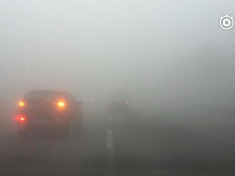 吓人！高速开车遇到团雾究竟有多可怕？交警教你这么办