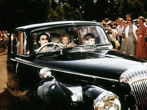 年过90还无照驾驶，交警见她都让路敬礼，价值过亿的豪车好几辆