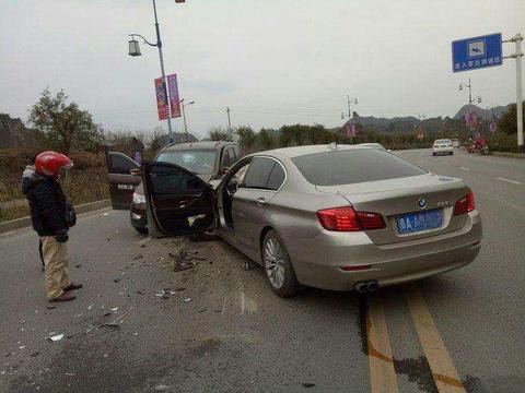 宝马7系撞击五菱宏光,宝马却断了轴,车主:宝马也不过如此?