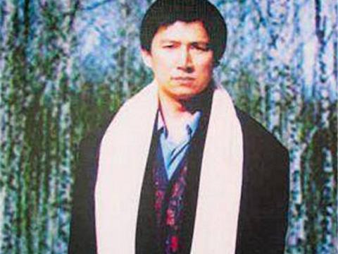 因打架遭父母断绝关系，今获70亿遗产开劳斯莱斯，还每天捐款7万