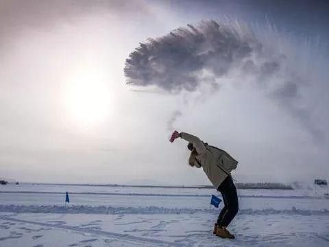 东北雪乡宰客黑！为啥车企还要扎堆开车去？