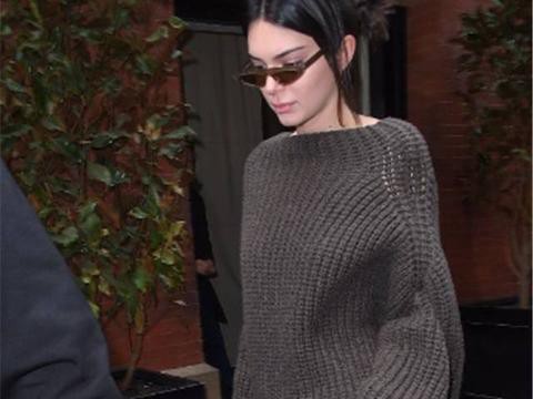 收入最多的模特，23岁赚一亿多，今开路虎揽胜，容貌美过奚梦瑶！