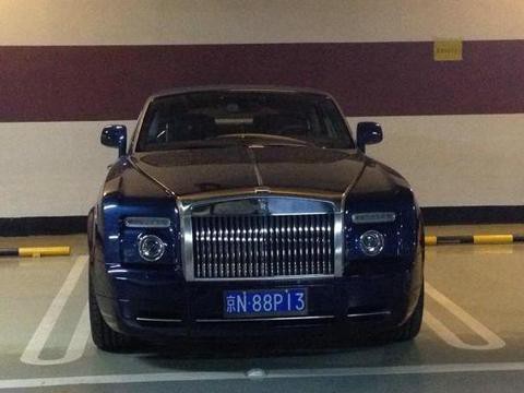 左边王思聪的车，右边成龙的车，这里的宾利豪车都不起眼了！