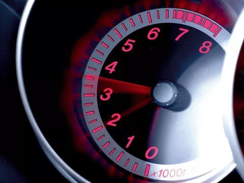 拜托，起步请踩油门！但这种情况一定不能急