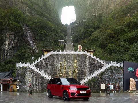 路虎这次“玩大了”！揽胜运动版2.0T混动车型“爬上”了天门山