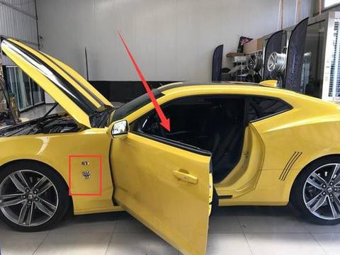 科迈罗改装剪刀门，换上大号排气孔，这才是超跑该有的样子