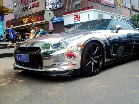 158万的跑车现闹市街头，电镀银外观一个油门秒杀保时捷911！